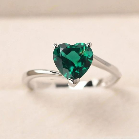 Heart-Shaped Emerald Green Silver Solitaire Ring - Picture 3 of 8